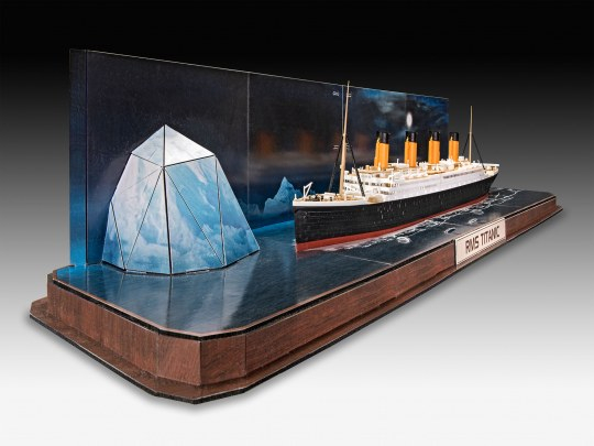 Kit de modélisme à assembler RMS Titanic + 3D Puzzle (Iceberg) Revell