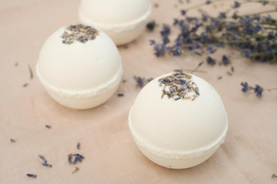 Bombe de bain relaxante et nourrissante à la lavande Jadys