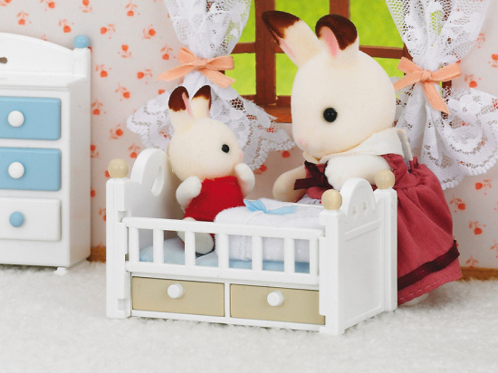 Le bébé Lapin Chocolat et le lit Sylvanian