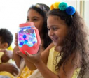 Glo Pals Bocal de jeu sensoriel jaune