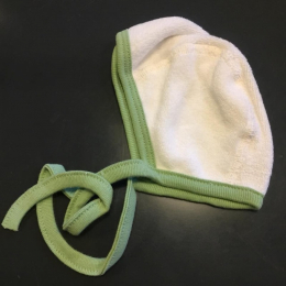 Bonnet de naissance liseret green Iobio
