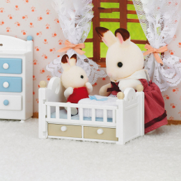 Le bébé Lapin Chocolat et le lit Sylvanian