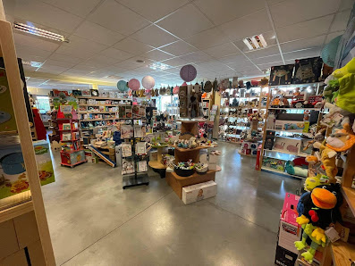 Une grande vitrine colorée remplie de jouets en bois, de livres et de rires d’enfants.